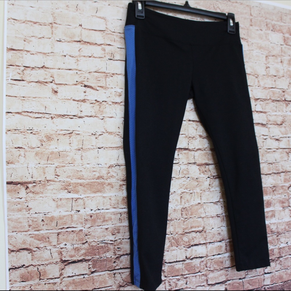 Pure Karma | Capri length blue stripe leggings